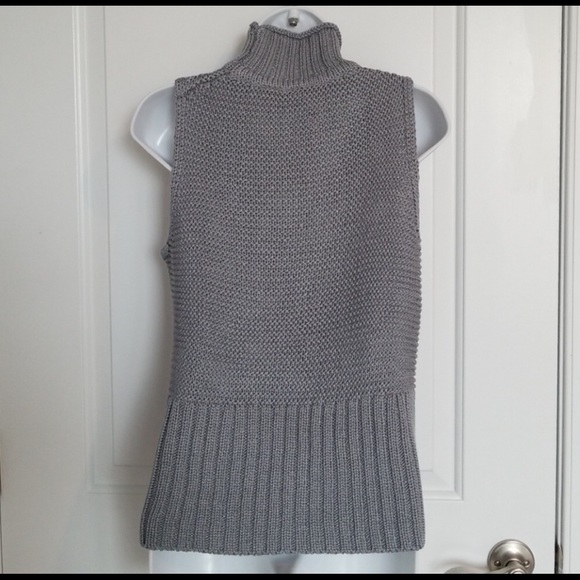 GAP Sleeveless Mock Neck Tank - Picture 4 of 4